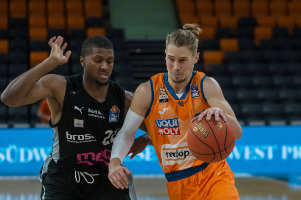 表现不仅依 表现不仅依